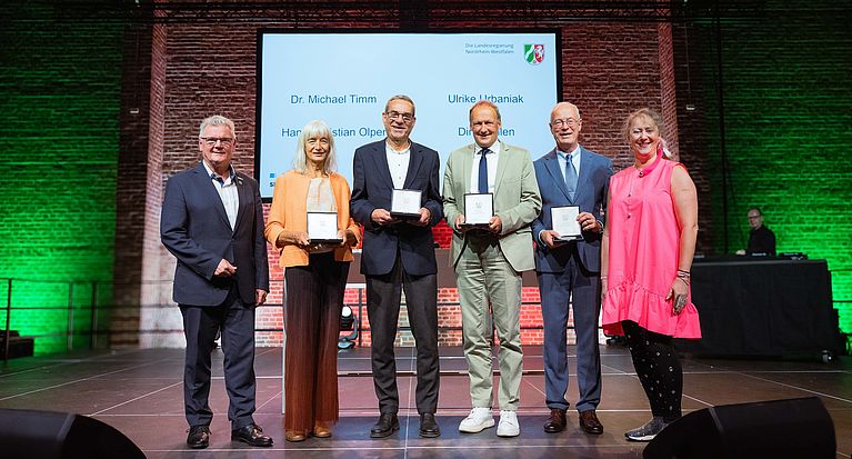 Staatssekretärin Andrea Milz ehrt Hans-Christian Olpen mit Sportplakette NRW
